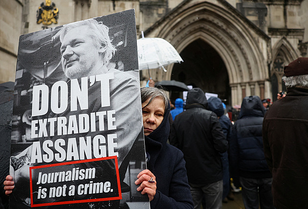 Potvrdí soud vydání do USA? Assange nedorazil, má „vážně zdravotní potíže“