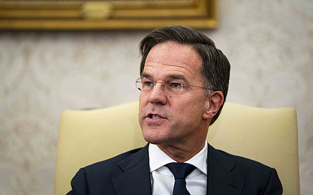 NATO hledá šéfa. Jestřába nechce, kdo se stane nástupcem Stoltenberga?