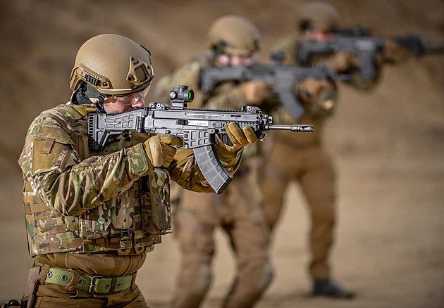 Pušky CZ BREN 2 se budou montovat i na Ukrajině, česká zbrojovka jí dodá díly