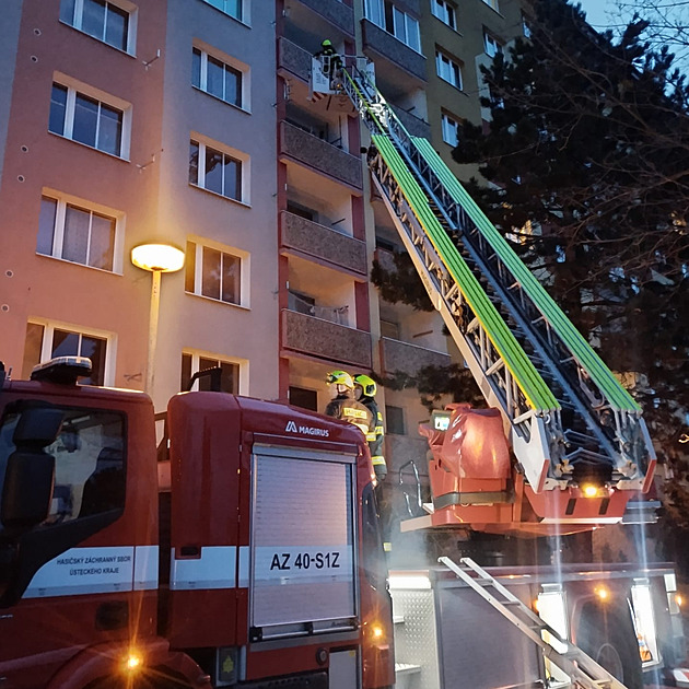Žena pustila v bytě plyn, hasiči museli evakuovat sousedy. Stíhá ji policie