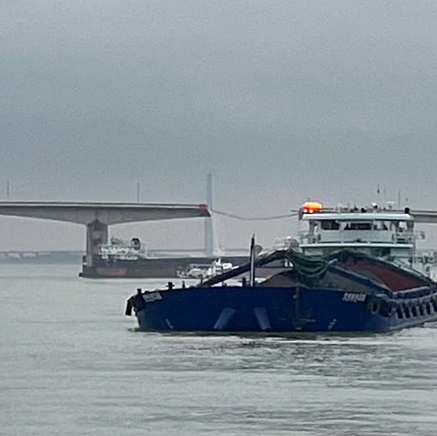 Nákladní loď v Číně narazila do mostu. Do vody spadlo několik aut i autobus