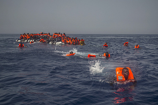 Mezi absurdním dramatem a fraškou. Je nejvyšší čas změnit migrační politiku EU