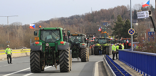 „Zastavte to šílenství.“ Protestující zemědělci zpomalili dopravu na hranicích