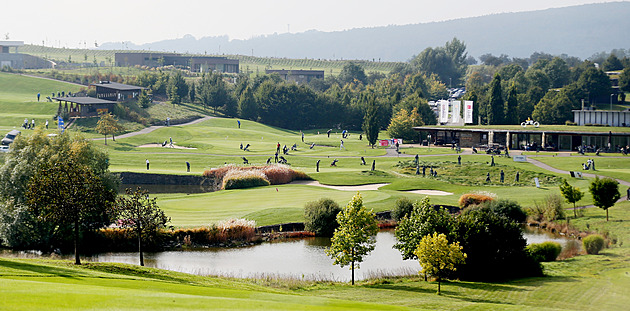 Golfový areál Kaskáda se nachází v údolí mezi Kuimí a Jinaovicemi.