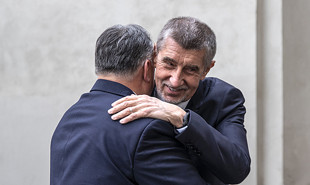 Orbán s Ficem zamířili k Zemanovi na jednohubky, Tusk jel na Hrad za Pavlem