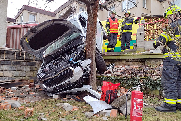 Jednadevadesátiletý řidič bez papírů si spletl pedály a boural v sousední zahradě