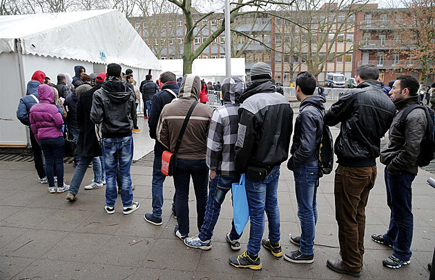 Německá platební karta pro uprchlíky drhne. Podle Berlína má zamezit zneužívání podpory, Zelení mají výhrady