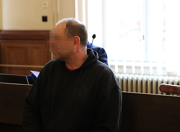 Ob�alovaný Martin B. stanul u soudu kv�li znásiln�ní d�tí, kterým nebylo ani...