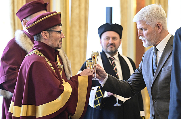 Prezident Petr Pavel si připijí s novým rektorem Jihočeské univerzity Pavlem Kozákem. (únor 2024)