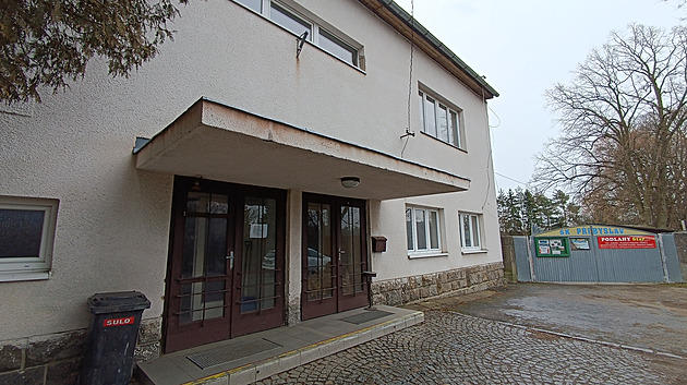 Budova sokolovny v P�ibyslavi podle místních p�ipomíná spí�e temnou kobku, ne�...
