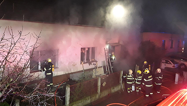 Při požáru domu ve Veselí nad Moravou našli hasiči mrtvého člověka
