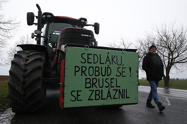 Mají toho dost. Zemědělci nastartovali traktory, zaplní silnice i hraniční přechody