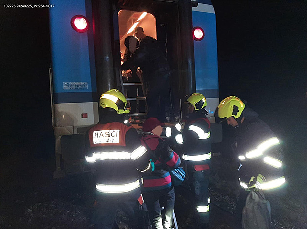 Na Hradecku se střetl vlak s autem. Řidička zemřela, dítě skončilo v nemocnici