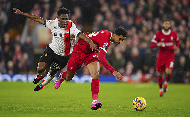 Liverpool v předehrávce otočil zápas s Lutonem. Tabulku vede o čtyři body