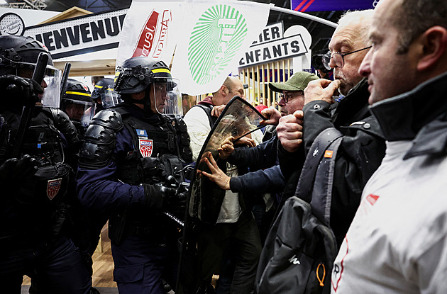 Rozlícení farmáři se porvali na veletrhu v Paříži s policií. Pak dorazil Macron