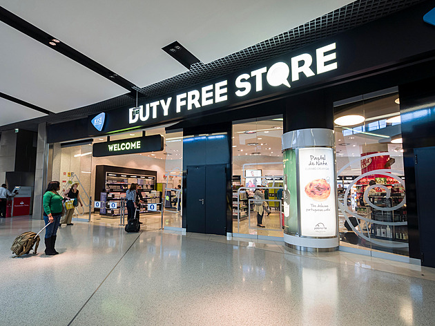 Neprodloužili jí smlouvu, tak si letuška vybila vztek v duty free shopu