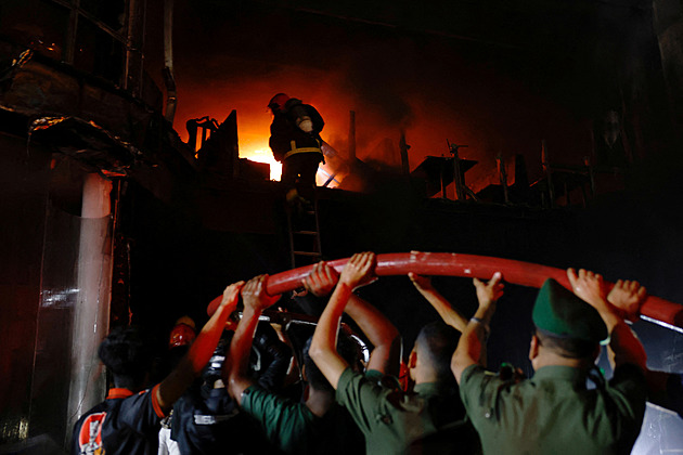 Nejméně 43 obětí má požár v Dháce, hořet začalo v restauraci v prvním patře