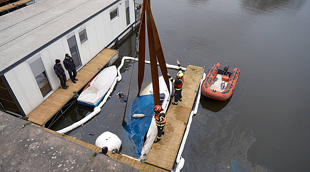 V holešovickém přístavu se potopila loď, hasiči ji vytahovali jeřábem