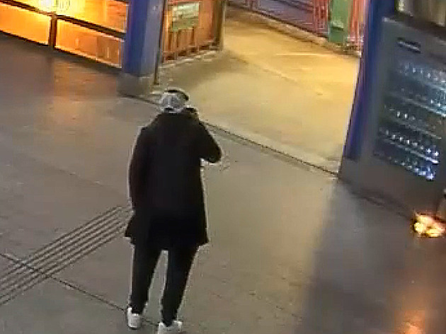 Vandal v metru zapálil dva nápojové automaty, pátrá po něm policie