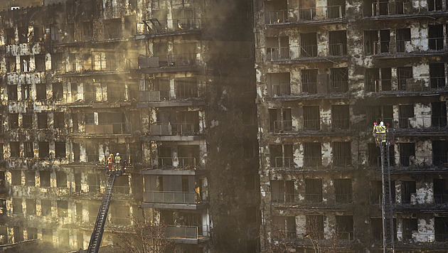 Požár domu ve Valencii si vyžádal deset obětí, další lidé se stále pohřešují