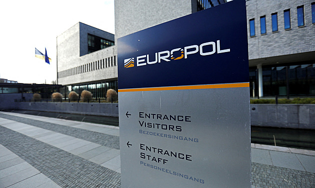 Brali až tři tisíce eur za migranta. Europol rozkryl síť pašeráků, zatkl 19 lidí