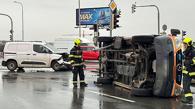 Nehoda sanitky a osobního auta omezila dopravu v pražských Štěrboholích