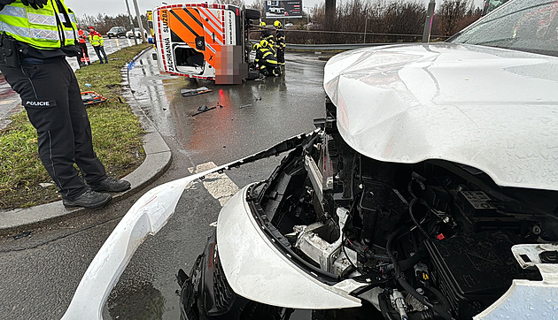 Nehoda osobního auta a vozu záchranné slu�by v �ernokostelecké ulici (22. února...