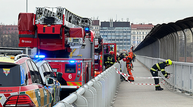 Zábrany na Nuseláku po letech překonal sebevrah, policisté mu skok rozmluvili