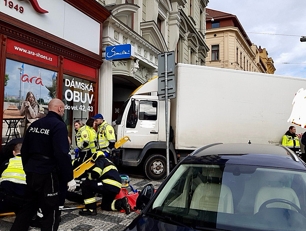 Na Smíchově se srazila tramvaj s dodávkou, záchranáři ošetřovali zraněného chodce