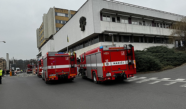 V pražské nemocnici Bulovka hořel ventilátor, hasiči evakuovali stovku lidí