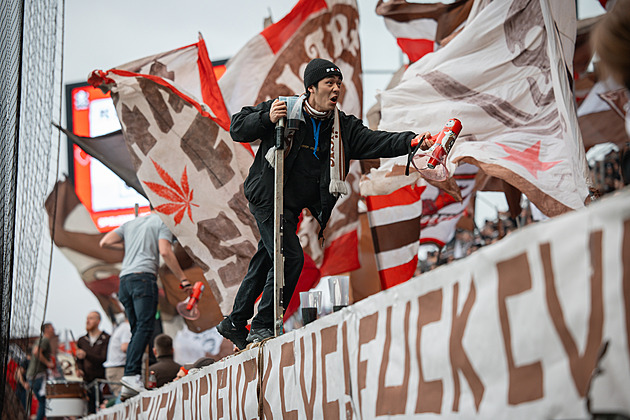 OBRAZEM: Lebky, punk, bundesliga? V Hamburku teď vládne fenomén St. Pauli