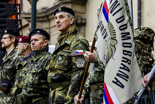 Za vojenské uniformy při protestu zemědělců hrozí pokuty. Civilisté je nosit nesmí