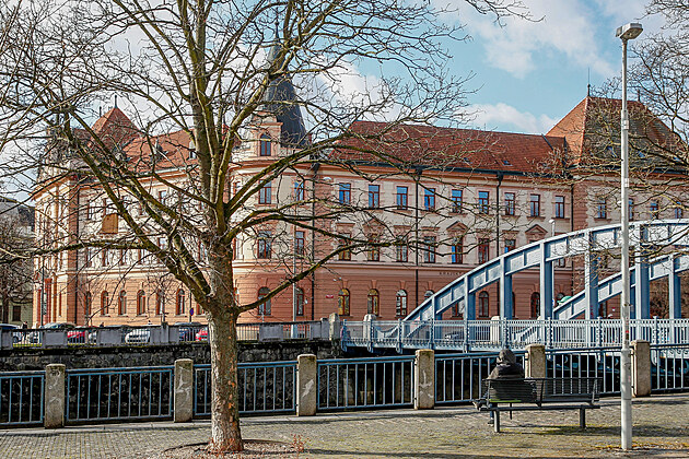 Jednou z dominant Zátkova nábeí je honosná budova krajského soudu. I ta...