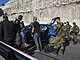 Izraelské bezpečnostní síly ohledávají místo střeleckého útoku poblíž osady...