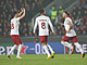 Fotbalisté Galatasaraye se radují z vyrovnávacího gólu Abdulkerima Bardakciho.