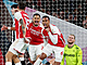 Fotbalisté Arsenalu slaví gól proti Newcastlu.