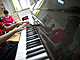 Jedna ze studentek absolvujcch klavrn lekce v Jin-chuanu (16. bezna 2022)