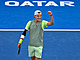 Jakub Menšík se raduje z premiérového vítězství na okruhu ATP.