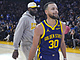 Stephen Curry (vpravo) z Golden State Warriors tentokrát pomoh pehrát Los...