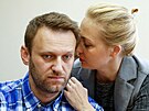 Alexej Navalnyj a jeho ena Julija bhem pelíení u moskevského soudu (23....
