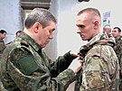 Náelník ruského generálního tábu Valerij Gerasimov vyznamenává úastníky boj...