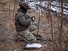 Ukrajinský voják nedaleko Avdijivky p�ipravuje internetový modul Starlink. (20....