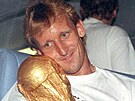 Fotbalista Andreas Brehme s pohárem pro mistra svta 1990. Finále rozhodl svou...