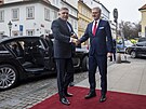 Setkání lídr V4. Slovenský premiér Robert Fico se vítá s Petrem Fialou. (27....