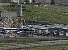 Izraelské bezpenostní síly ohledávají místo steleckého útoku poblí osady...