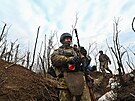 Ukrajintí vojáci na pozicích poblí frontové linie u obce Robotyne v...