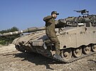 Izraelské vojenské vozidlo manévruje poblí hranice mezi Izraelem a Gazou. (28....