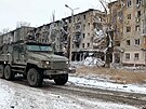 Ruské armádní vozidlo ve mst Avdijivka v Doncké oblasti na Ukrajin (20....