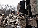 Ukrajintí vojáci pináejí dlosteleckou munici na pozici nedaleko Bachmutu v...