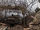 Ukrajintí vojáci na pozici nedaleko Bachmutu v Doncké oblasti (22. února 2024)